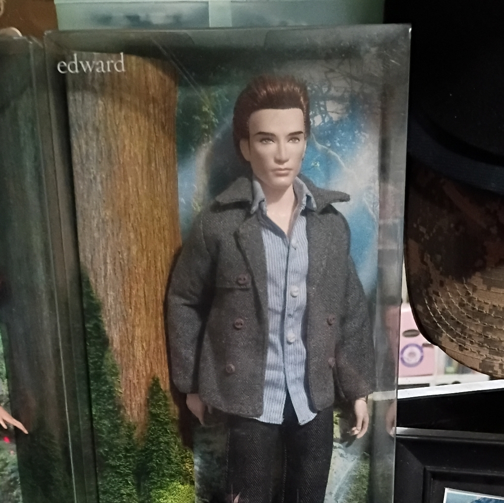 Twilight Saga Barbie Doll Set - Picture 5 of 9